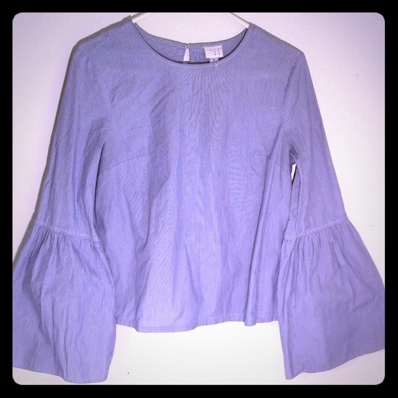A.n.d ea wy   bell sleeves blouse. 💙 - Picture 1 of 8